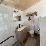 Rustic With Pond And Deck בית נופש *