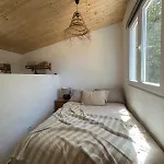 Rustic With Pond And Deck בית נופש