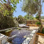 בית נופש Rustic With Pond And Deck