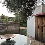 Rustic With Pond And Deck בית נופש