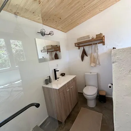 Rustic With Pond And Deck Semesterbostad *