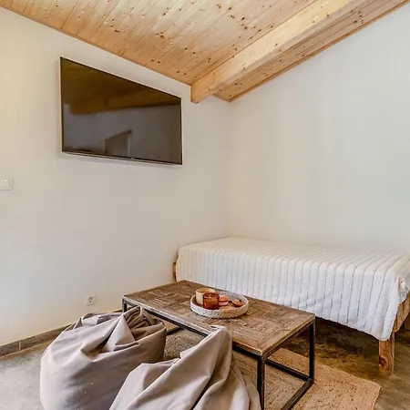 Rustic With Pond And Deck בית נופש