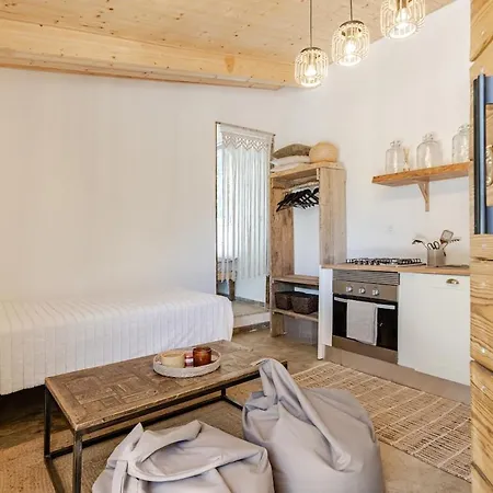 Vakantiehuis Rustic With Pond And Deck