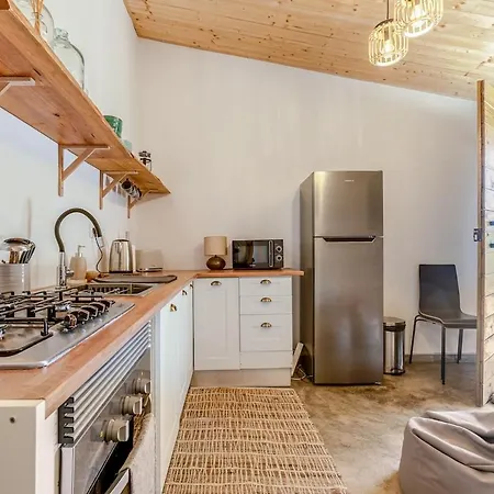 Vakantiehuis Rustic With Pond And Deck