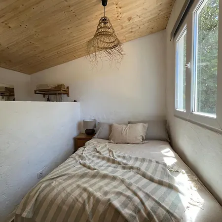 Rustic With Pond And Deck Vakantiehuis