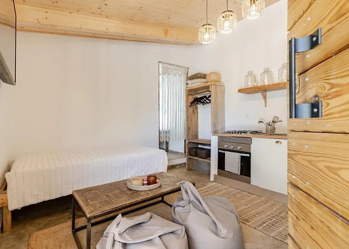 펜션 Rustic With Pond And Deck