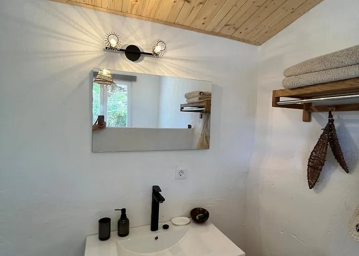 펜션 Rustic With Pond And Deck