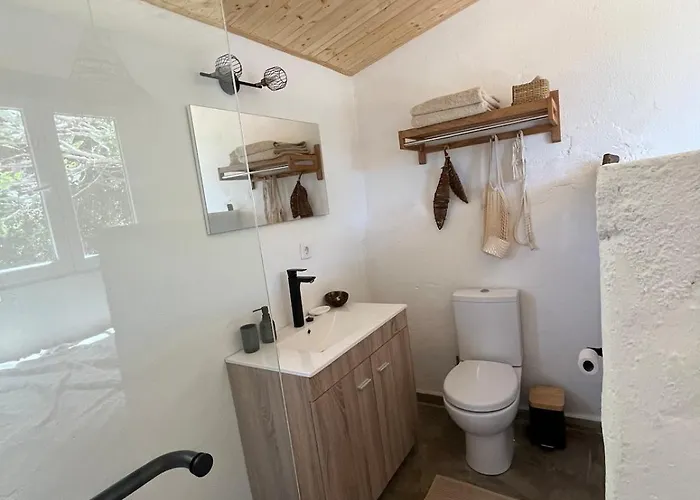 Rustic With Pond And Deck 펜션 *