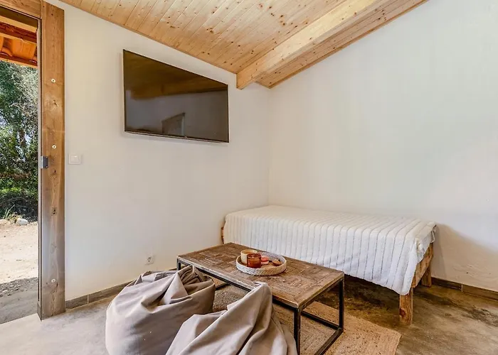 Rustic With Pond And Deck 度假居