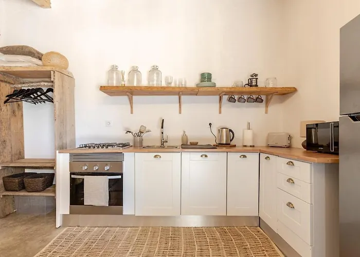 Rustic With Pond And Deck 펜션