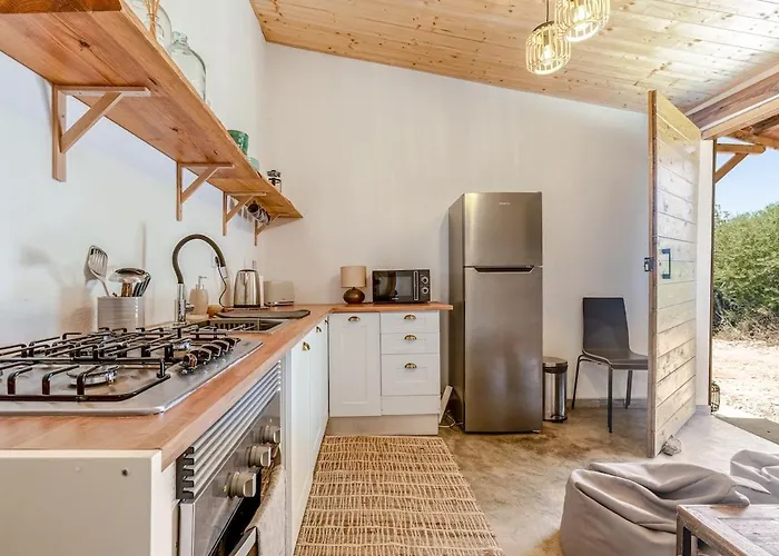 펜션 Rustic With Pond And Deck