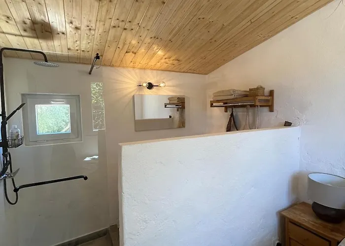 Rustic With Pond And Deck 펜션 알제주르