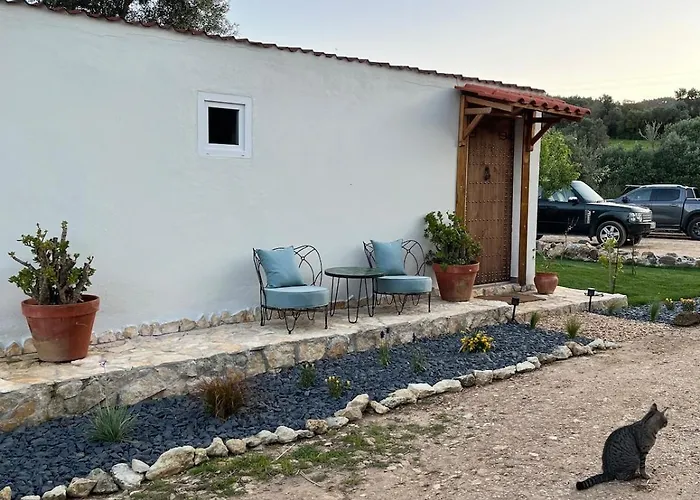 Rustic With Pond And Deck 펜션 알제주르