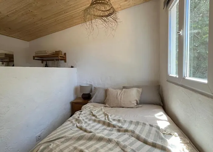 Rustic With Pond And Deck 펜션